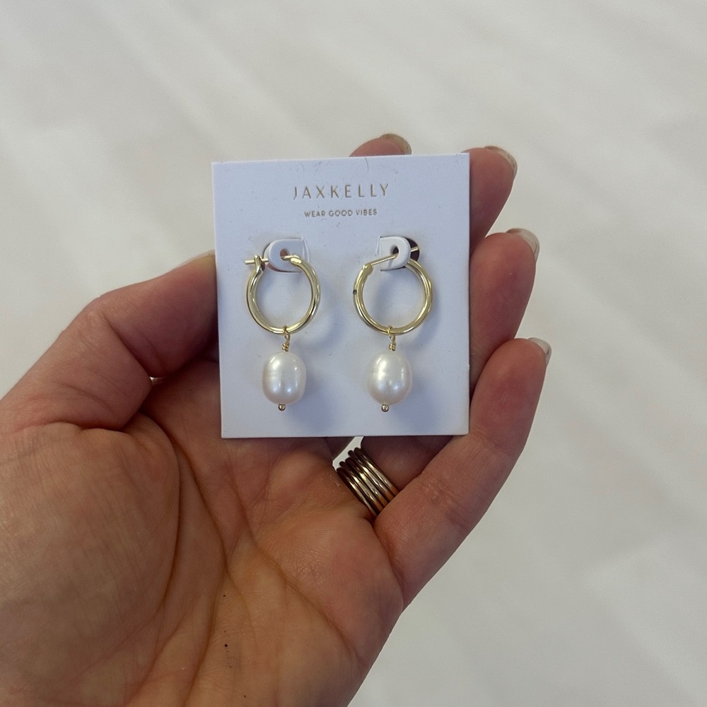 NWT Jax Kelly Hoop Pearl Earrings